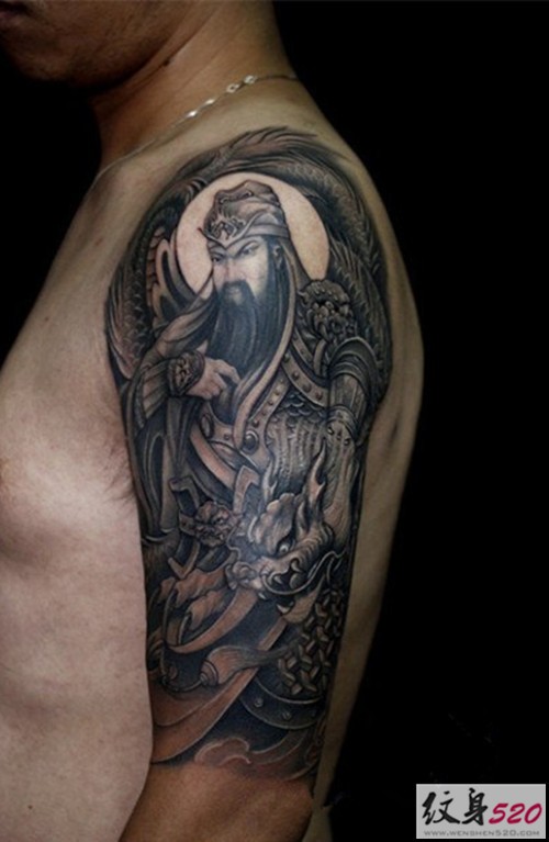 胳膊上正义的关公纹身