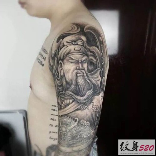 胳膊上正义的关公纹身