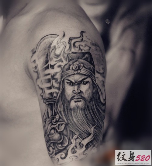 胳膊上正义的关公纹身