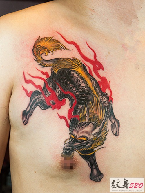 帅气的男性胸部火麒麟纹身