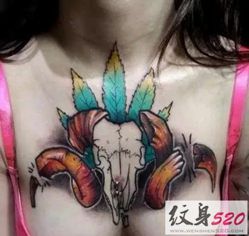 美女胸部性感纹身