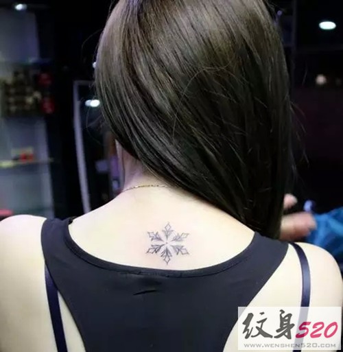 肩背部纯洁的雪花纹身图案大全