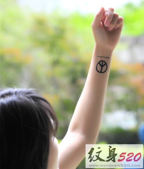 手臂上黑色的反战符号纹身