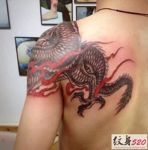 霸气外露的披肩龙纹身