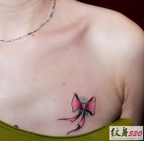 小小的蝴蝶结纹身图案