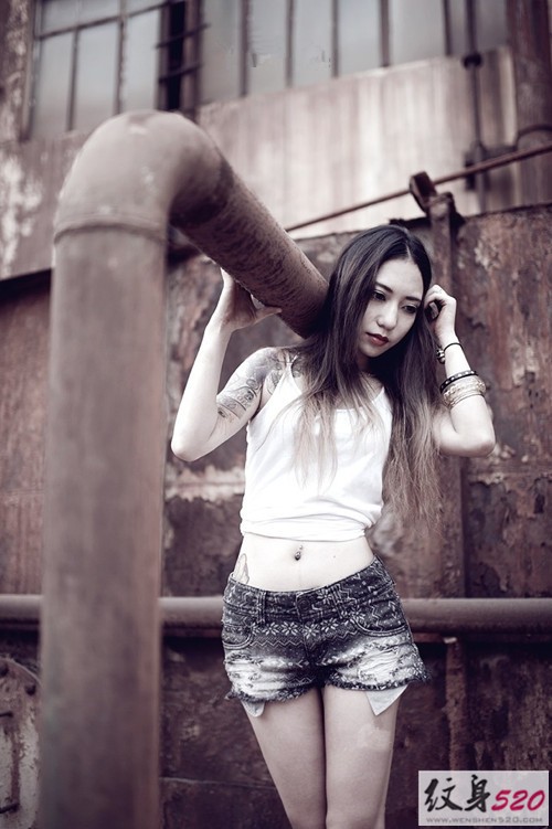 时尚妩媚的花臂女郎