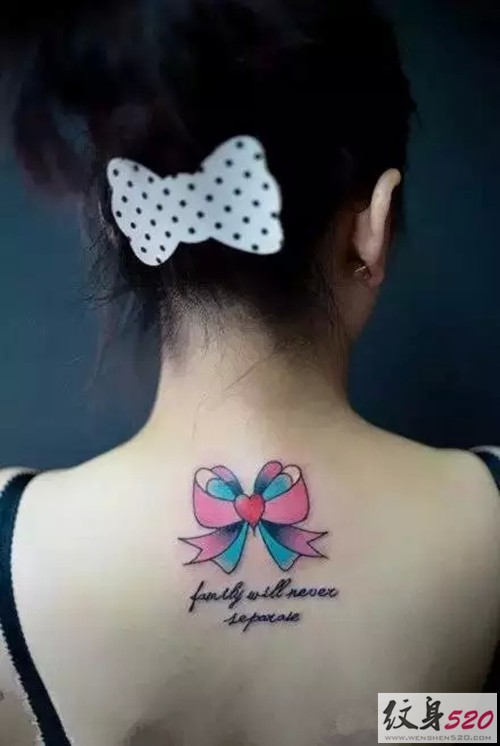 小小的蝴蝶结纹身图案