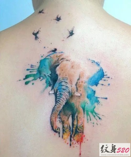 后背时尚泼墨水彩纹身