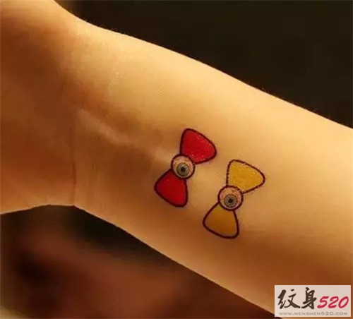 小小的蝴蝶结纹身图案