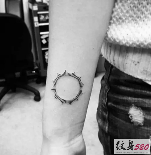 手臂上的特色圆形几何纹身