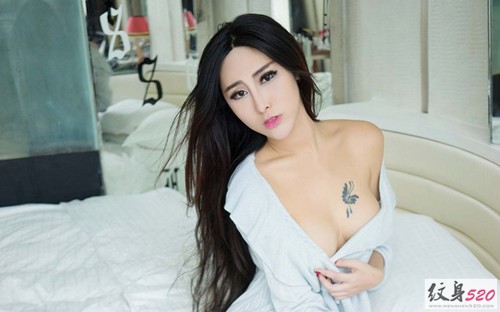 胸部纹身美女的性感诱惑