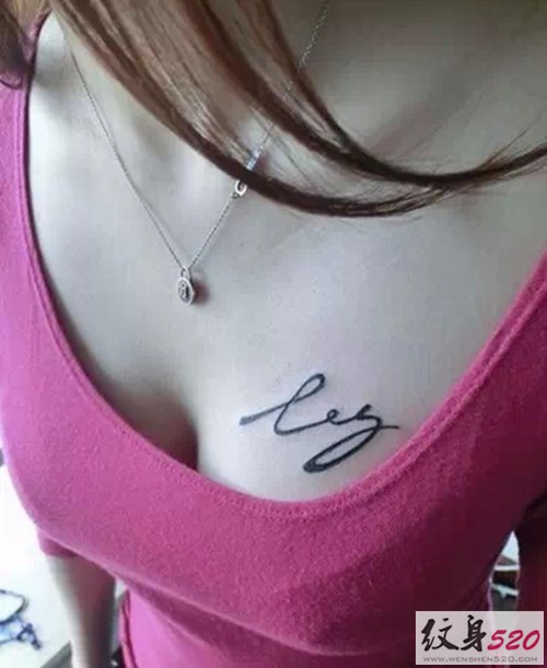 胸部纹身美女的性感诱惑