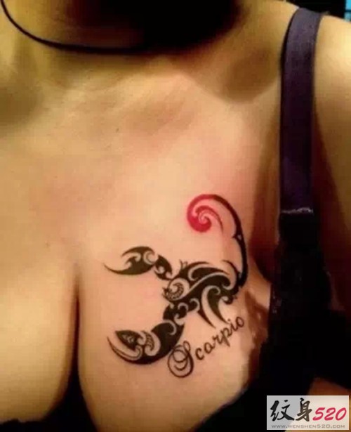 胸部纹身美女的性感诱惑