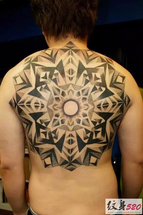 背部创意点刺纹身图案