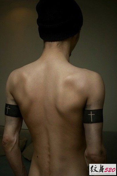 男女都适合的经典十字架纹身