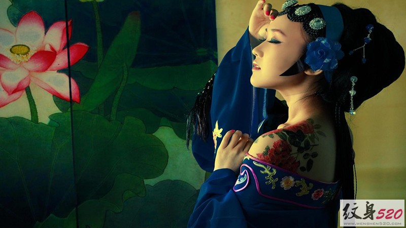 性感女郎的时尚艺术纹身