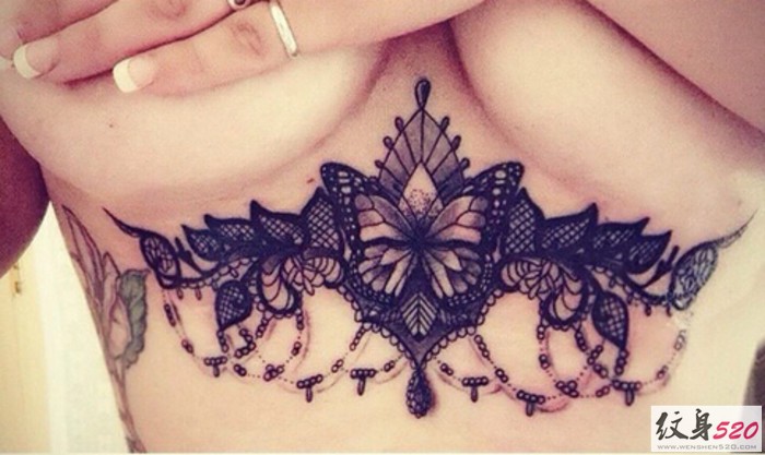 唯美与性感并存胸部胸下纹身