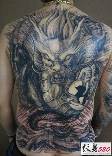 男人背部经典霸气的满背龙纹身图案
