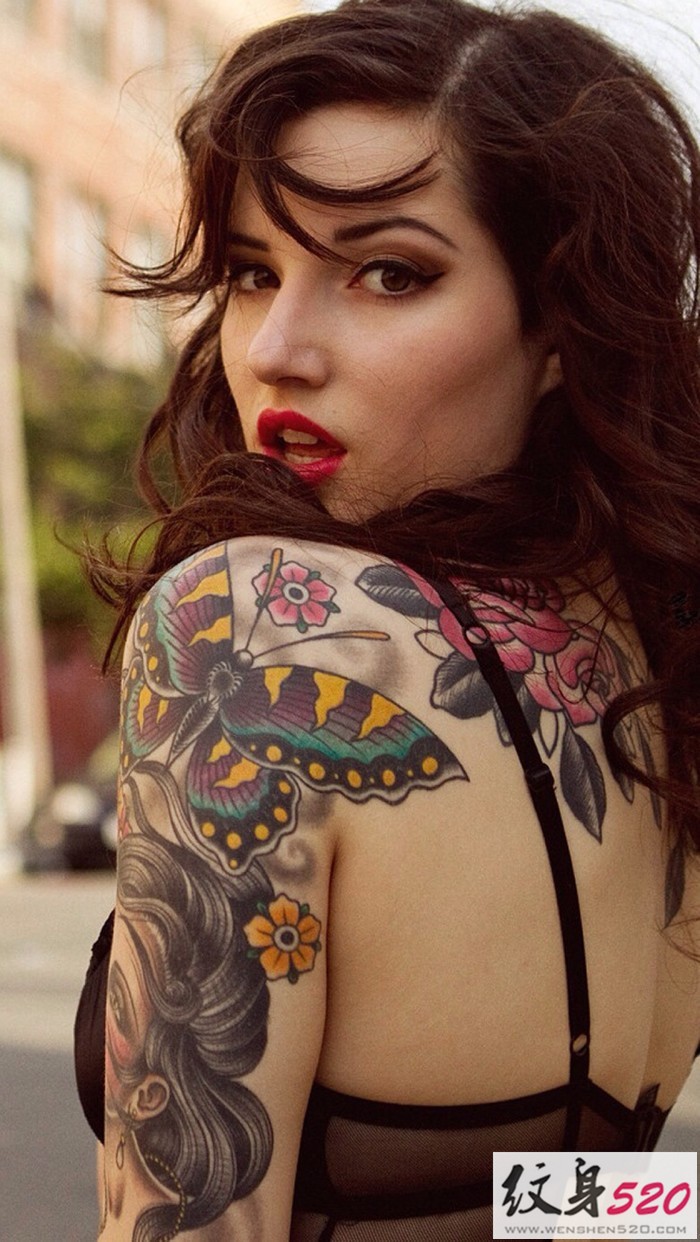 热辣惹火的纹身美女