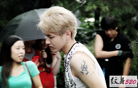 人气明星Kris吴亦凡的个性纹身