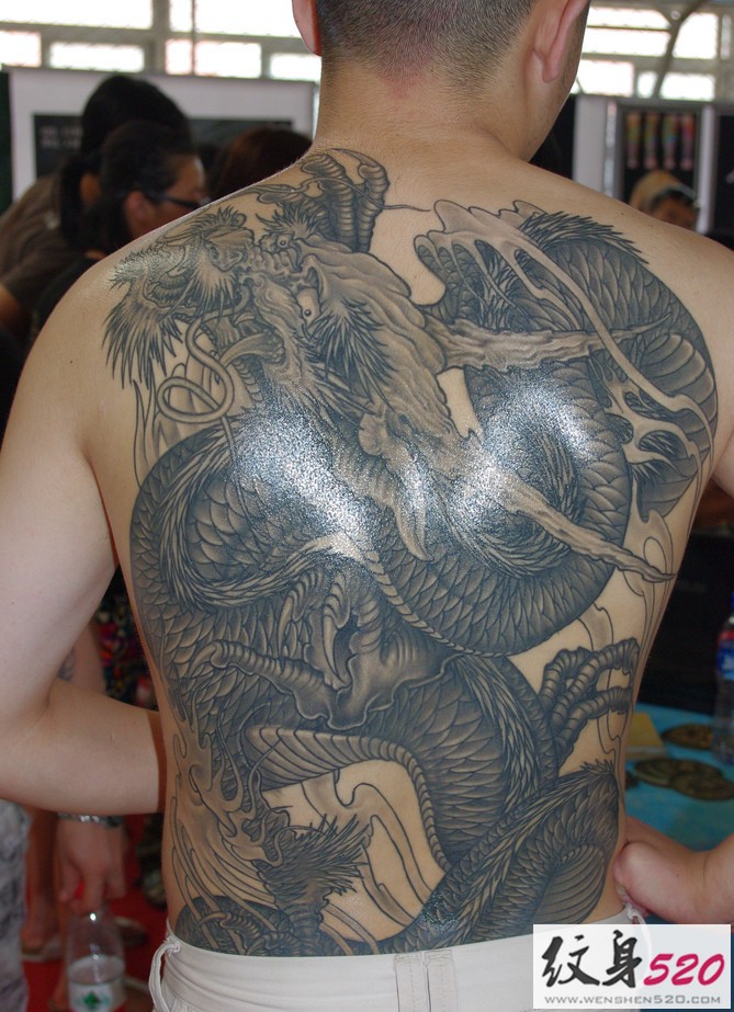 男人背部经典霸气的满背龙纹身图案