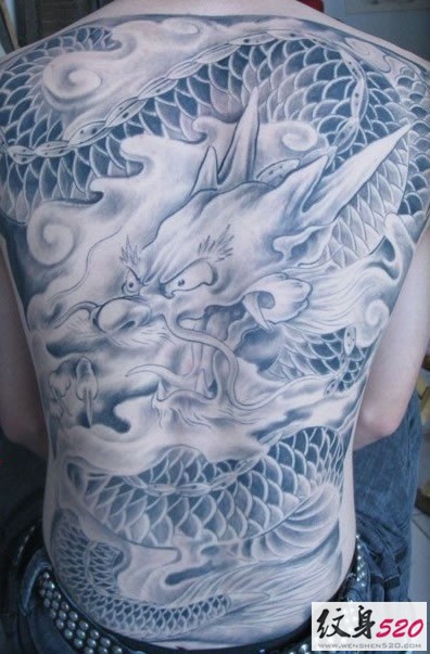 男人背部经典霸气的满背龙纹身图案