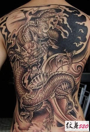 男人背部经典霸气的满背龙纹身图案