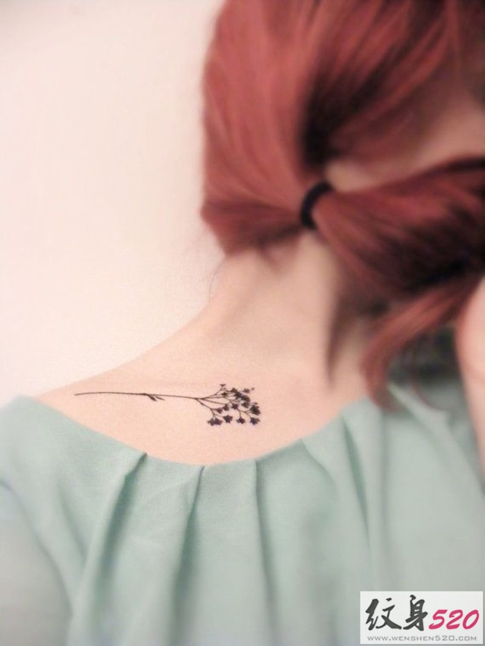 女生性感部位锁骨处的纹身小图案