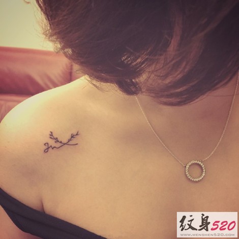 女生性感部位锁骨处的纹身小图案