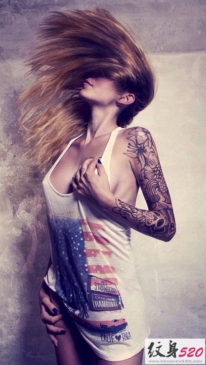 热辣惹火的纹身美女