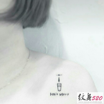 女生性感部位锁骨处的纹身小图案