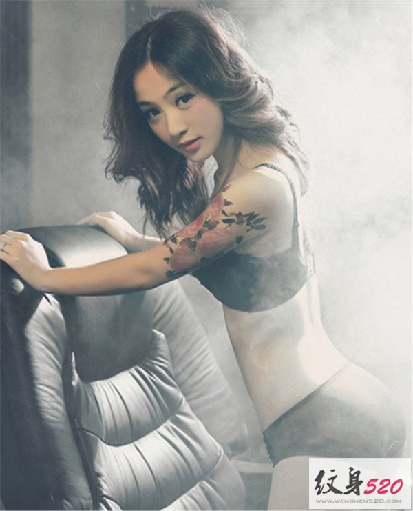 火辣性感的纹身美女诱惑