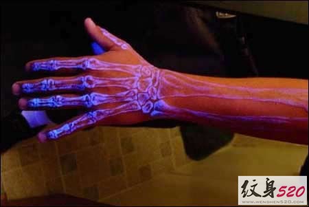 炫酷个性的荧光纹身