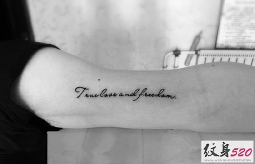 永远不会过时的字母英文纹身