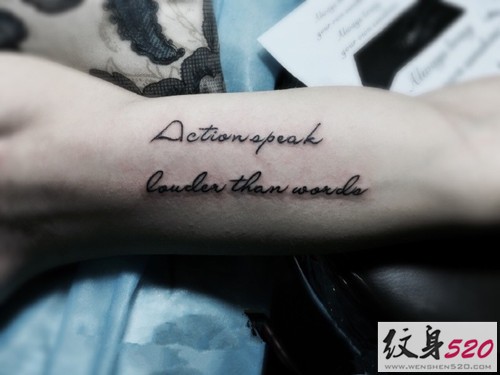 永远不会过时的字母英文纹身