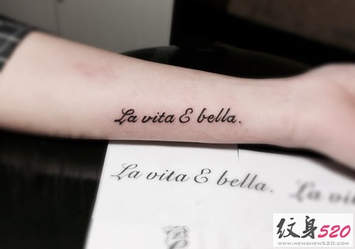 永远不会过时的字母英文纹身