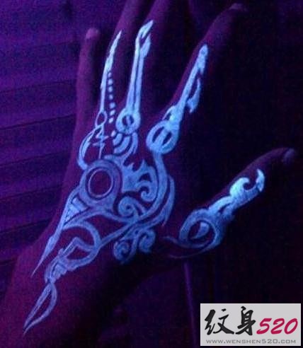 炫酷个性的荧光纹身