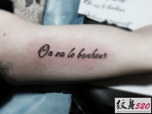 永远不会过时的字母英文纹身