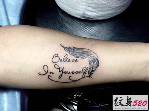 永远不会过时的字母英文纹身