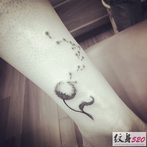 手臂上干净清新的纹身图案
