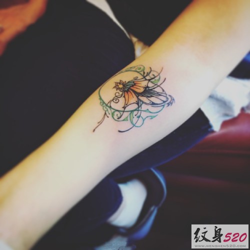 手臂上干净清新的纹身图案