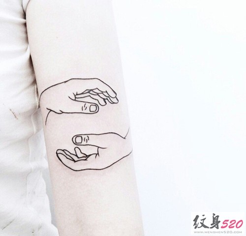 手臂上干净清新的纹身图案