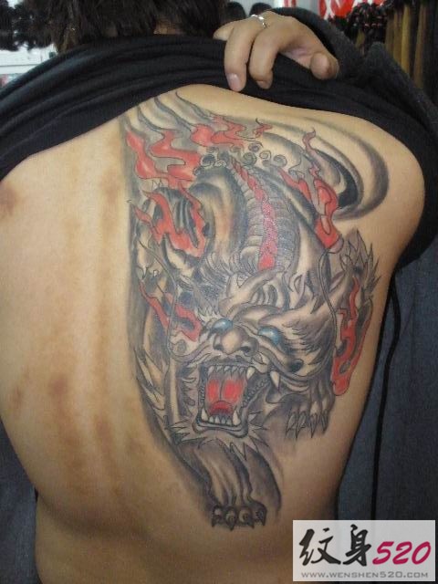 背部传统经典的麒麟神兽纹身