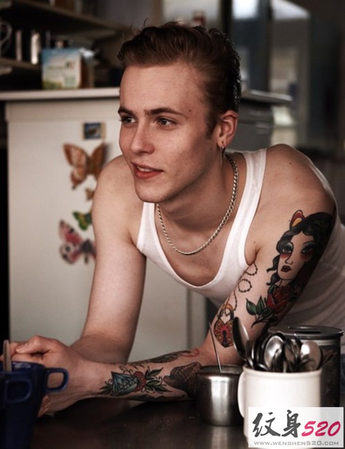 帅气阳光的欧美花臂男孩