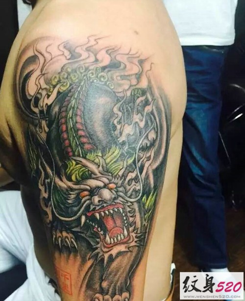 手臂大臂上经典的麒麟纹身图案