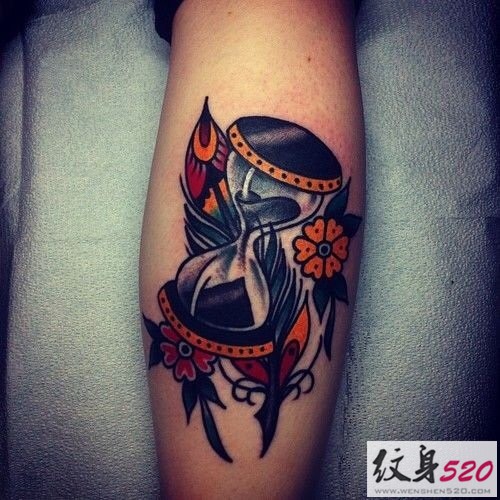 绚丽多彩的沙漏图案纹身