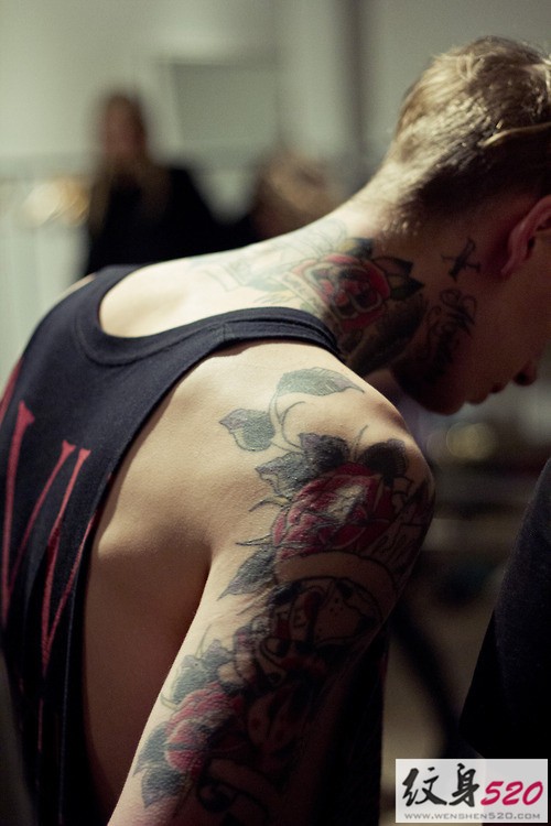 帅气阳光的欧美花臂男孩