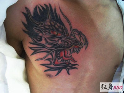 威猛霸气的胸前龙头纹身