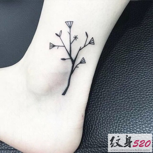 脚踝上清新的小树纹身