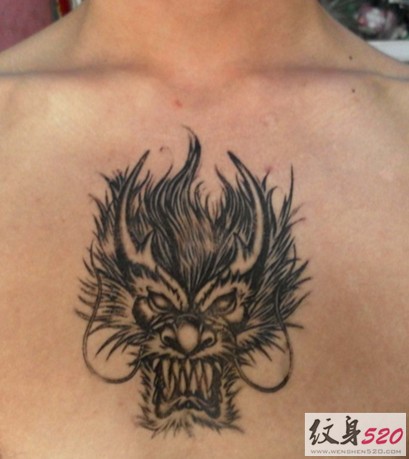 威猛霸气的胸前龙头纹身
